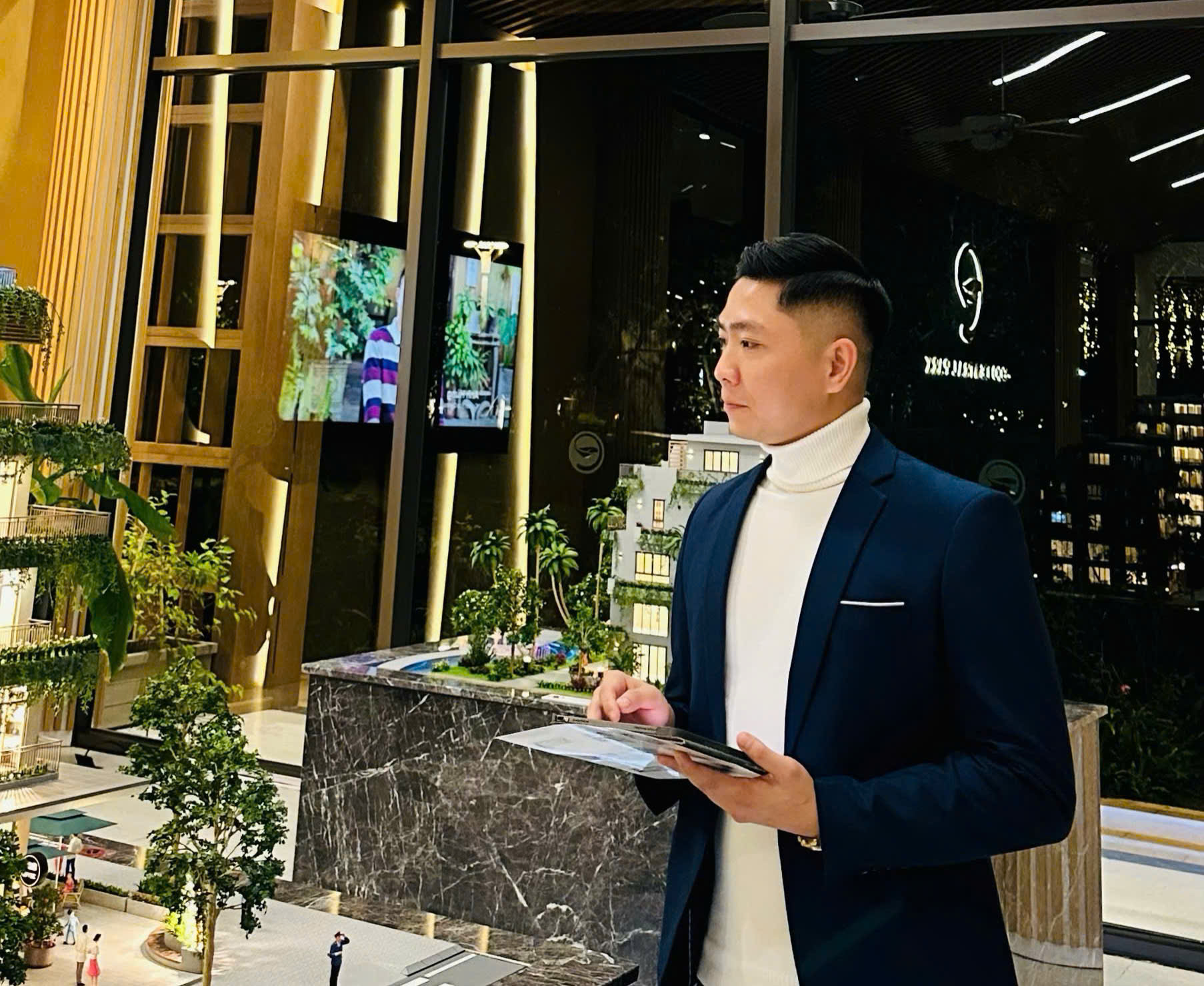 TRÒ CHUYỆN ĐẦU NĂM CÙNG TOP 1 BEST SELLER XUẤT SẮC NHẤT: “Bước chân người chiến binh - Hồ Sỹ Anh Trung”